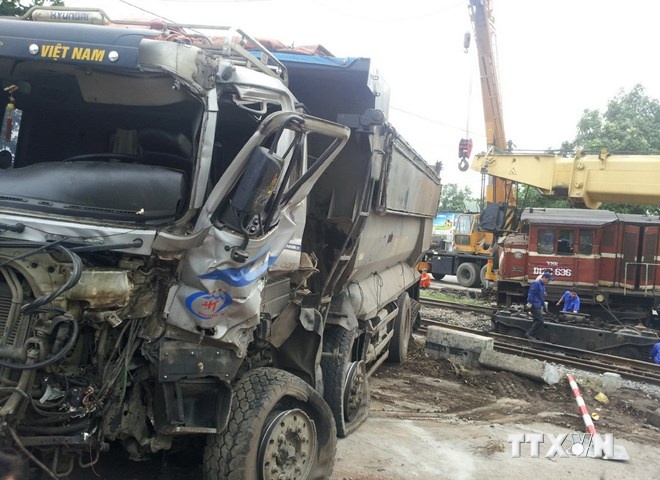 Đầu xe tải bị bẹp dúm.