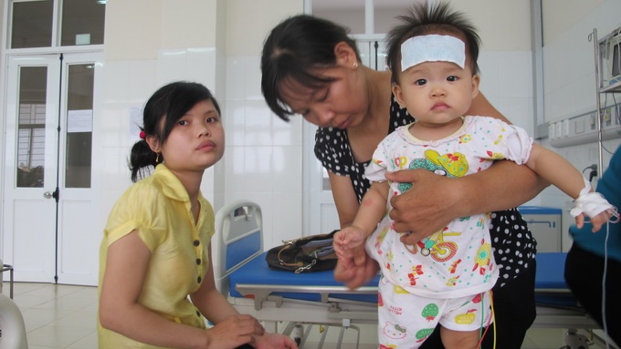 Nam tre tim tai, non mua sau tiem vac xin 5 trong 1 hinh anh