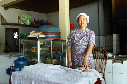 Ba chu quan 25 nam tho chu 'com' hinh anh