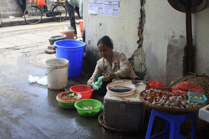Nguoi dan ba mu mo du tien mua quan tai lo hau su hinh anh