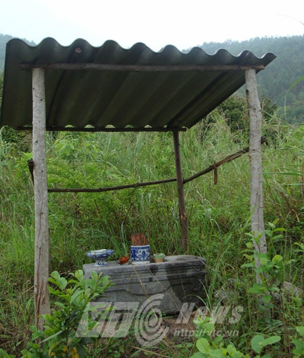 Người dân dựng tạm chiếc lán đặt bát hương trên khu đất từng có mộ vua Trần Nghệ Tông. 