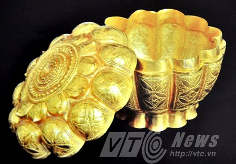 Chiếc chén vàng sư thầy Thích Quảng Hiển nhặt được ở Trại Lốc.