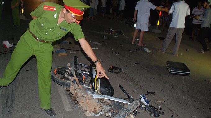 Xe may dam nhau, 4 thanh nien vang xuong duong tu vong hinh anh