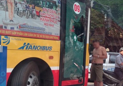 Chu xe SH chan dau, dap vo cua kinh xe buyt sau va cham hinh anh