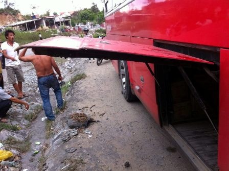 Cánh cửa bung ra là nguyên nhân gây ra TNGT.