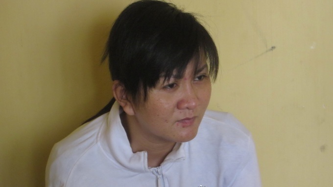 Gia mua roi trom vang giau vao khau trang hinh anh