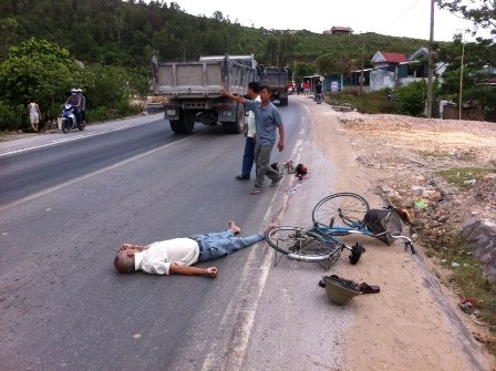 Xe khach tung cua lam be 8 tuoi tu vong hinh anh