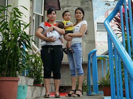Những bà mẹ trẻ đang phải sống chui lủi ở Đài Loan  vì muốn ở bên con cái.