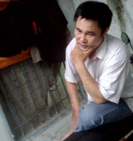 Thành, người đang nuôi bốn người ăn xin trong phòng trọ.