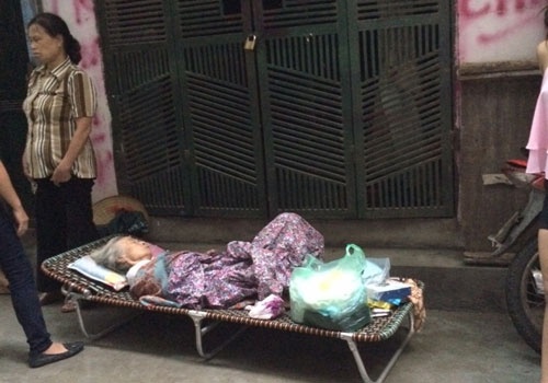 Con dau khoa cua, me chong vat vuong ngoai duong cho chet hinh anh