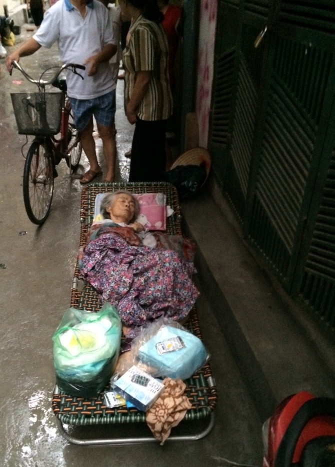 Bà Trần Thị Tú nằm bất tỉnh trước ngôi nhà mà con dâu khóa cửa không cho vào.