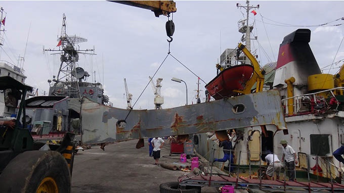 Lan can tàu KN 951 hư hỏng được cắt rời để thay thế.
