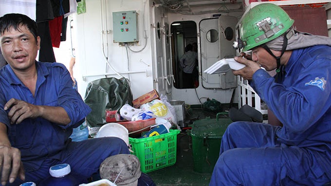 Ăn vội miếng “cơm bụi” để dồn sức cho công việc.