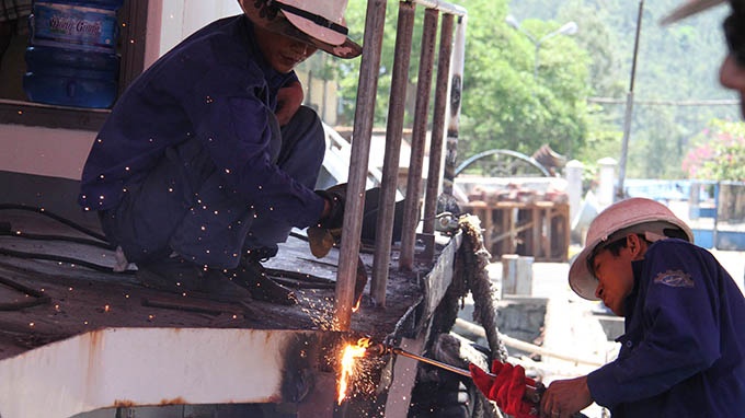 Ánh lửa hàn sửa tàu lóe sáng suốt ngày đêm.