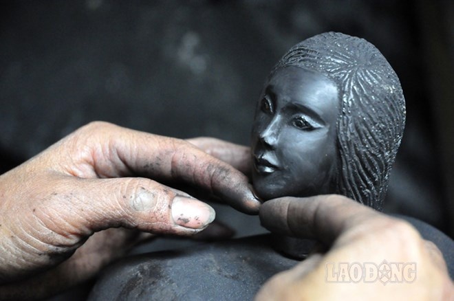 Tạo hình từ than đá đòi hỏi người thợ phải rất tỉ mỉ và cẩn trọng, để tạo được một sản phẩm phải đầu tư vốn khá nhiều. 