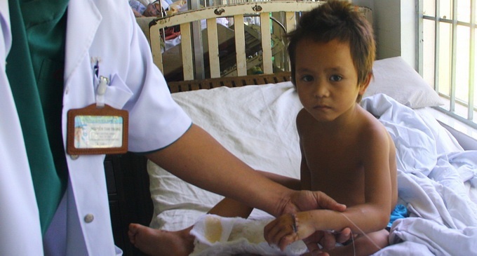 Noi thanh cong ban tay em be bi chu chem dut lia hinh anh