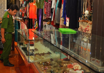 Lực lượng công an kiểm tra hiện trường vụ việc.