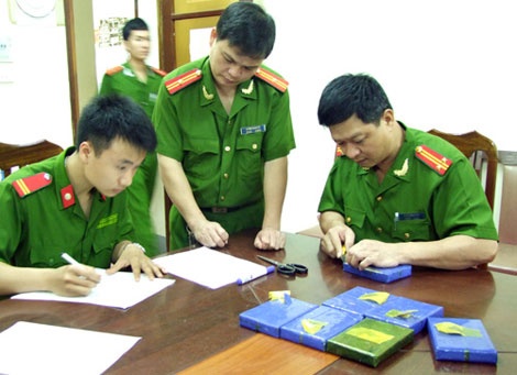 Giám định 7 bánh ma túy do Lý Văn Hải tàng trữ.