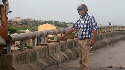 Trưởng Công an xã Hải Phúc, ông Nguyễn Ngọc Thành chỉ cho chúng tôi hiện trường nơi xảy ra sự việc. 
