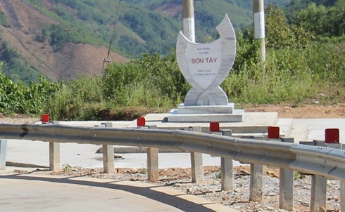 Công trình biển thông báo địa giới hành chính của Sơn Tây vừa xây xong.