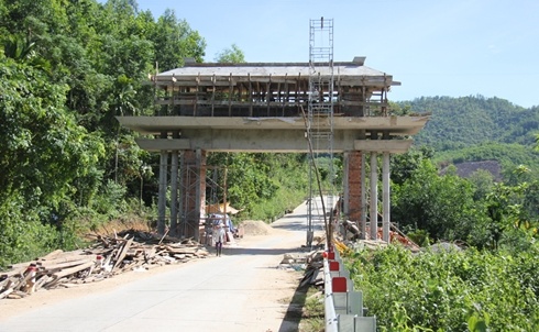 Thieu phong hoc, huyen ngheo xay cong chao do so tien ty hinh anh