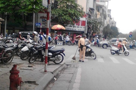 CSGT Ha Noi giup dan don ngao bi do ra duong hinh anh