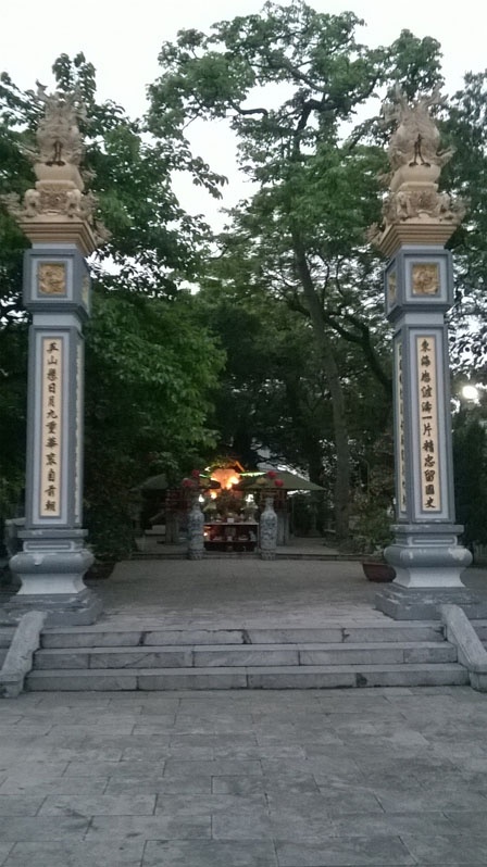 Lối vào ngôi đền.