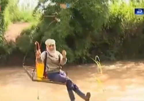 VTV trua 4/7: Dan phi than bang rong roc qua suoi du hinh anh