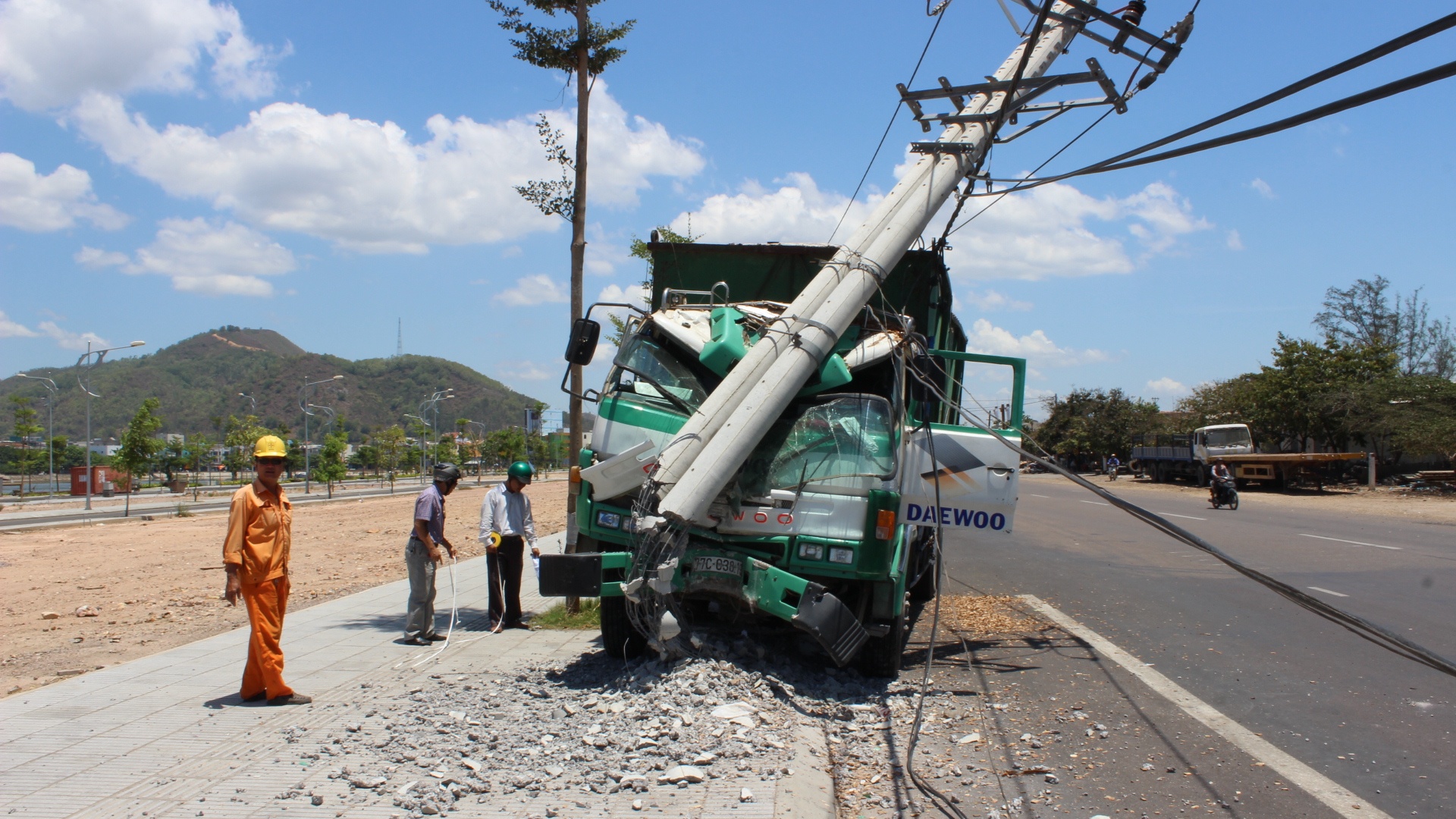 Nua dem, xe tai bay len via he tong gay tru dien hinh anh