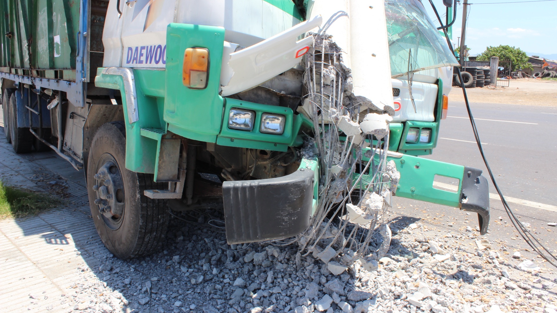 Trụ điện bị gãy hoàn toàn.