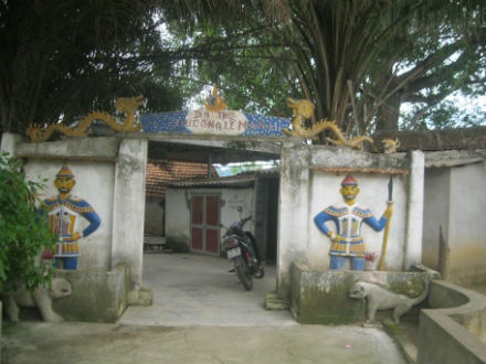   Đền Khe Xanh bên dòng suối.