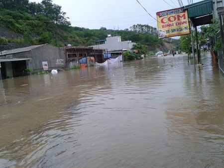 Di thu mua dong nat, mot phu nu bi nuoc cuon troi hinh anh