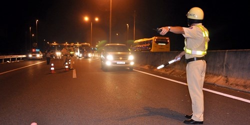 Một trường hợp được yêu cầu vào khu vực kiểm tra nồng độ cồn. 