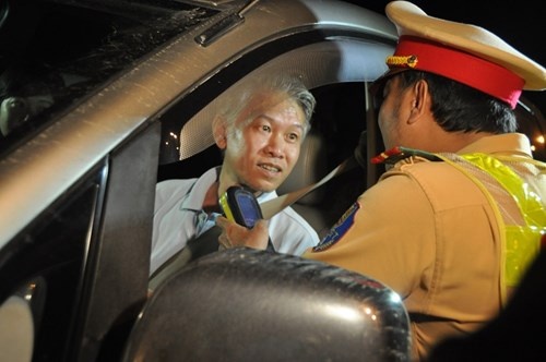 CSGT TP.HCM bat dau kiem tra nong do con… vui ve hinh anh