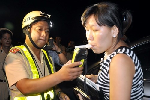  Người phụ nữ này bị yêu cầu ngậm ống thổi vì nhiều người trên chiếc xe bà đang lái đã… nhậu.