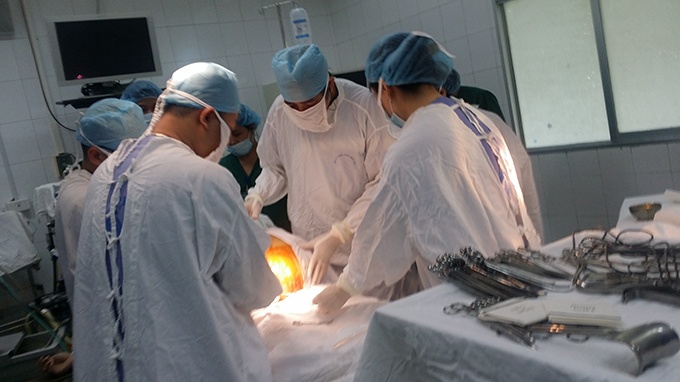 Thay lang 'phan' co thai, mo ra khoi u va dich nang 23 kg hinh anh