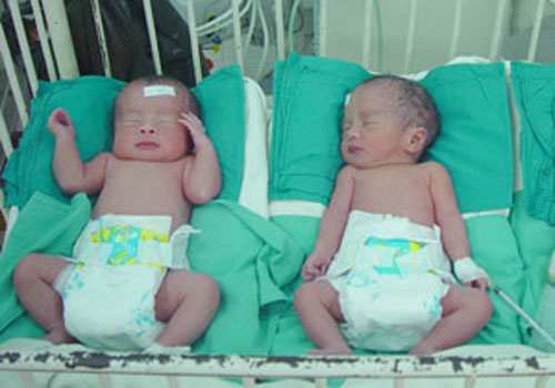 Cap song sinh ra doi cach nhau... 1 thang? hinh anh