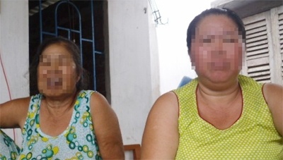 Từ trái sang, bà ngoại và mẹ nạn nhân H.