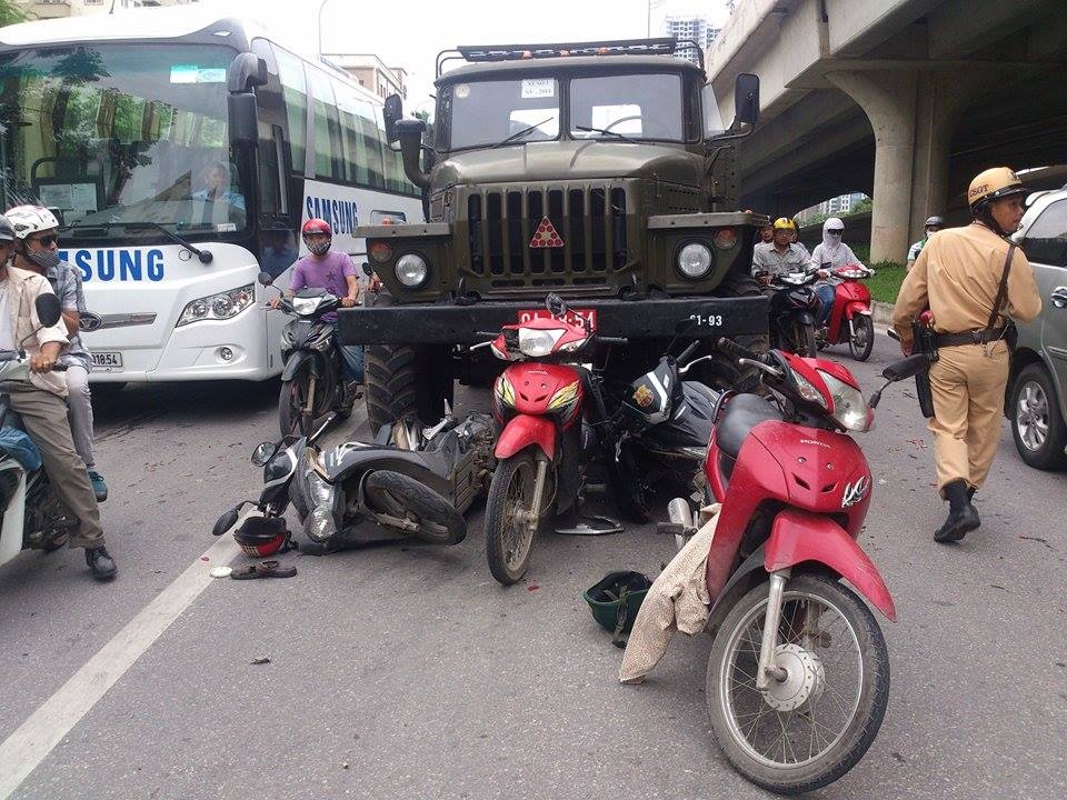 Xe ‘bien do’ dam 4 xe may cho den do, cuon nu si tu vao gam hinh anh