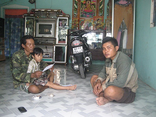 7 thanh nien chat vat muu sinh sau khi duoc giai oan hinh anh