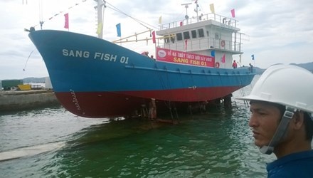 Chay thu tau vo thep hien dai cua ngu dan Da Nang hinh anh