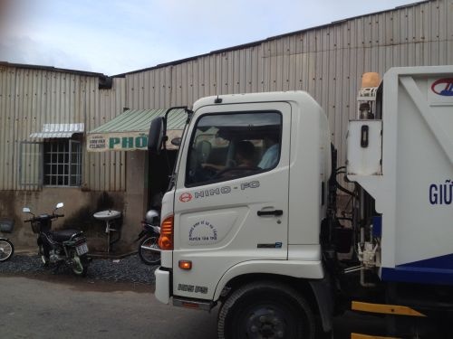 Be trai 5 tuoi dieu khien xe cho rac, tai xe bi ky luat hinh anh