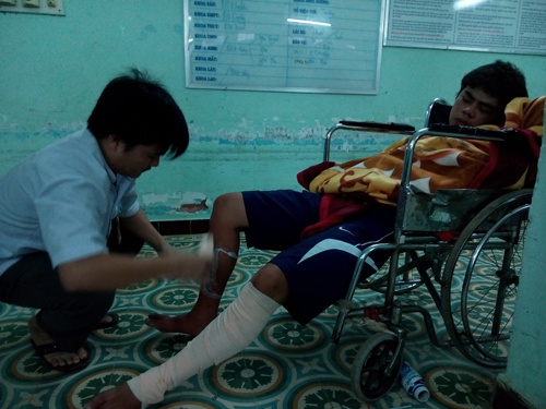 Chay cua hang noi that, chu nha boc chay chay ra duong hinh anh