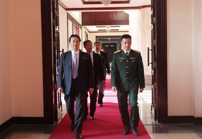 Ngài Eto Akinori (bên trái) cùng các thành viên trong đoàn thăm Bộ Quốc phòng Việt Nam.