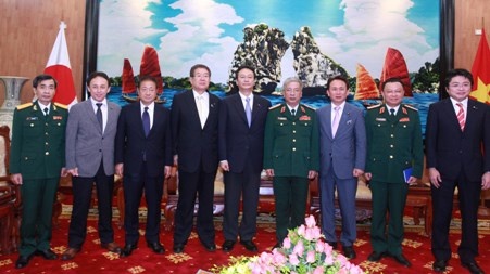 Các Hạ nghị sĩ Nhật Bản chụp ảnh lưu niệm cùng đại biểu Bộ Quốc phòng Việt Nam.