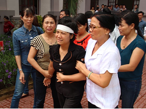 Vợ nạn nhân (áo đen) khóc nức nở sau phiên tòa.