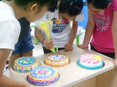 Lớp học trang trí bánh được các bạn nữ yêu thích.