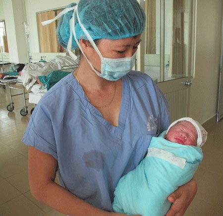 Vo chien si bi thuong do tai nan truc thang da sinh con trai hinh anh