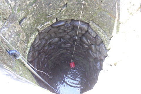 Nước sinh hoạt mang theo trên các chiến thuyền cũng đều cạn kiệt, vì phải nhường những giọt nước quý giá cho Vua nên một số tướng sỹ đã lả đi vì khát. Trước tình cảnh đó, Vua Gia Long đã lệnh cho quân sỹ đào giếng tìm kiếm nguồn nước ngọt.