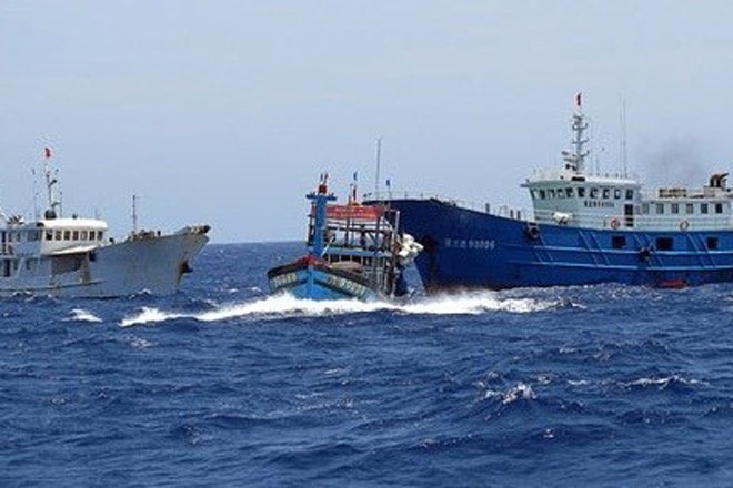 Nhiều tàu Trung Quốc vây ép tàu cá ngư dân Việt Nam ngay trên vùng biển Việt Nam. 